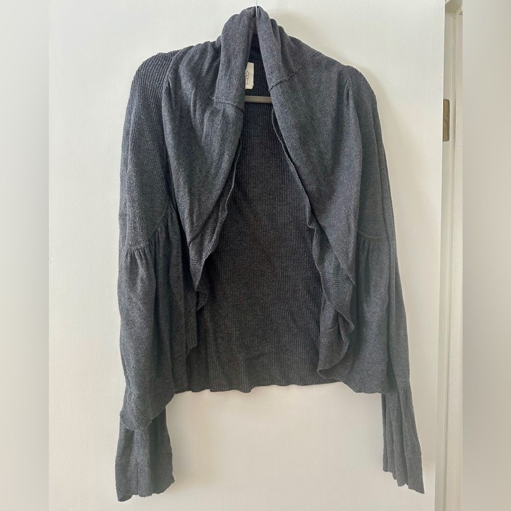 Lili’s Closet grey draped cardigan with flare sleeve detail, Size Large.
